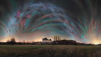 Atmospheric Fireworks hasil jepretan Julien Looten yang diambil di Dordogne, Prancis. Foto ini memperlihatkan busur Milky Way dengan penuh, mulai dari konstelasi Orion, Pleiades, dan Cassiopeia hingga kluster bintang Perseus dan galaksi Andromeda. Foto: Julien Looten/Milky Way Photographer of the Year