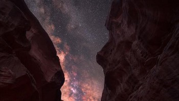 The vanity of life hasil jepretan Mihail Minkov. Foto yang menunjukkan betapa kecilnya manusia di alam semesta ini diambil di Gurun Wadi Rum, Yordania. Foto: Mihail Minkov/Milky Way Photographer of the Year