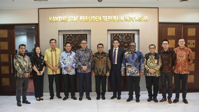 Moeldoko menerima kunjungan dari praktisi industri kesehatan asal Malaysia, Izaddeen Daud selaku Group Chief Executive Officer Boustead Holdings Berhad dan Zulkifli Jafar selaku Executive Director Pharmaniaga Berhad (dok Istimewa)