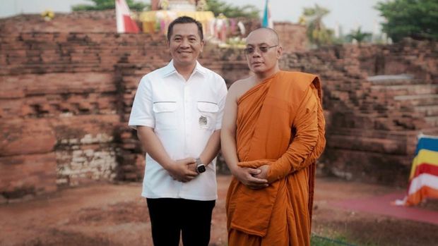 Momen perayaan Waisak di Candi Jiwa Karawang