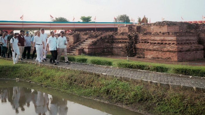 Momen perayaan Waisak di Candi Jiwa Karawang