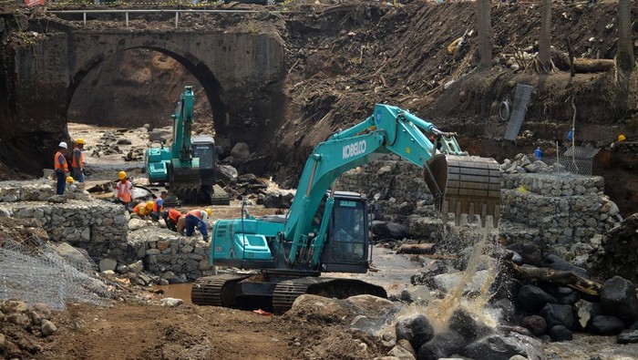 Operator mengoperasikan alat berat saat melakukan normalisasi sungai di kawasan Simpang Manunggal, Nagari Limo Kaum, Tanah Datar, Sumatera Barat, Minggu (2/6/2024). Kementerian PUPR melakukan normalisasi sungai yang terdampak banjir bandang lahar dingin Gunung Marapi dan juga memasang batu beronjong untuk mencegah erosi di tebing sungai. ANTARA FOTO/Iggoy el Fitra/foc.
