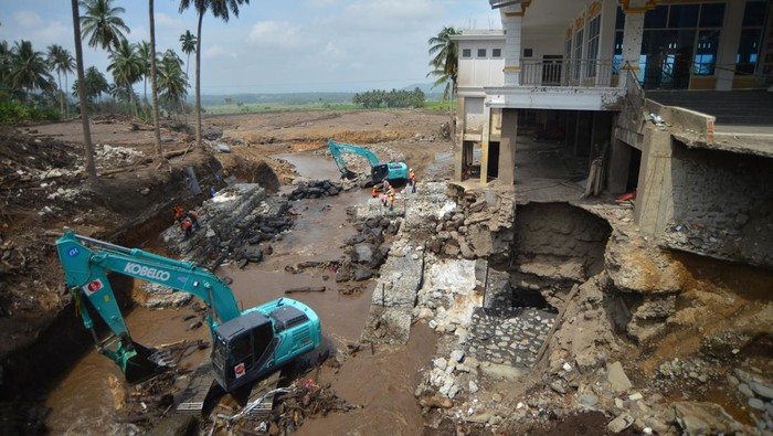 Operator mengoperasikan alat berat saat melakukan normalisasi sungai di kawasan Simpang Manunggal, Nagari Limo Kaum, Tanah Datar, Sumatera Barat, Minggu (2/6/2024). Kementerian PUPR melakukan normalisasi sungai yang terdampak banjir bandang lahar dingin Gunung Marapi dan juga memasang batu beronjong untuk mencegah erosi di tebing sungai. ANTARA FOTO/Iggoy el Fitra/foc.