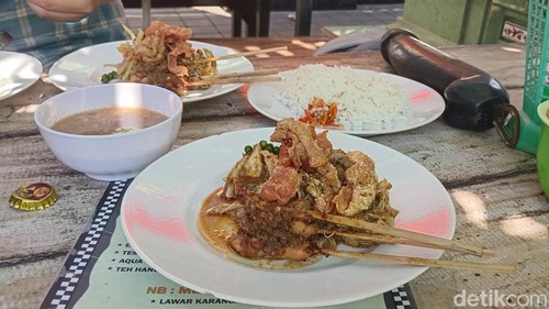 Paket nasi serapah dengan sate dan kulit ayam, komoh, serta lawar plek di Warung dr Pan Dodol, Ketewel, Kabupaten Gianyar, Bali, Minggu (2/6/2024). (Foto: Aryo Mahendro/detikBali)