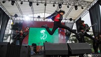 Racun Dunia jadi lagu pertama yang dibawakan The Changchuters. Dengan gaya rock and roll, aksi panggung mereka berhasil membuat pengunjung Daihatsu Kumpul Sahabat Bandung berseru, berteriak, melompat, dan bernyanyi.