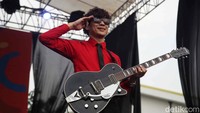 Satu keseruan lainnya salam hormat pada kapten Qibil untuk berangkat memainkan gitar Hijrah ke London. Semua yang hadir ikut terlena nyanyi bersama The Changchuters.