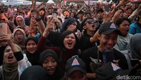Para pengunjung juga terhipnotis dengan komando vokalis, Tria. Dia memberi aba-aba untuk menggoyangkan badan ke kanan dan kiri ketika lagu Main Serong dimainkan. Ini sekaligus menjadi lagu terakhir dari The Changcuters.