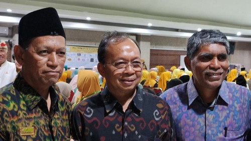 Mantan Gubernur Bali Wayan Koster (tengah) saat pelantikan pengurus ICMI Bali, Minggu (2/6/2024).