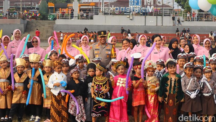 Penampilan pentas seni anak-anak di Majalengka.