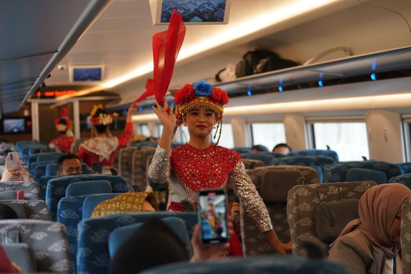 Penampilan tari tradisional di dalam Whoosh