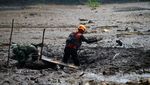 Pencarian Korban Banjir Bandang Tanah Datar Terus Dilakukan