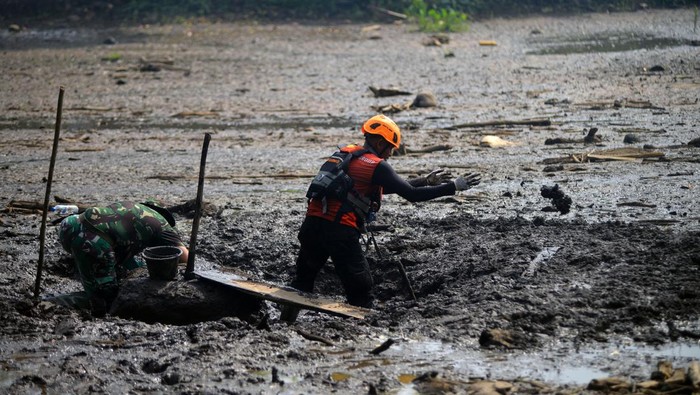 Tim SAR gabungan melakukan pencarian korban banjir bandang pada hari ke-23, di jorong Jao, Nagari Rambatan, Tanah Datar, Sumatera Barat, Minggu (2/6/2024). Data Posko Utama Bencana Tanah Datar, korban meninggal akibat banjir bandang lahar dingin Gunung Marapi pada 11 Mei 2024 di kabupaten itu sebanyak 32 orang, sementara 10 orang lagi hilang dan masih dilakukan pencarian hingga 8 Juni 2024.  ANTARA FOTO/Iggoy el Fitra/aww.