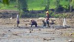 Pencarian Korban Banjir Bandang Tanah Datar Terus Dilakukan