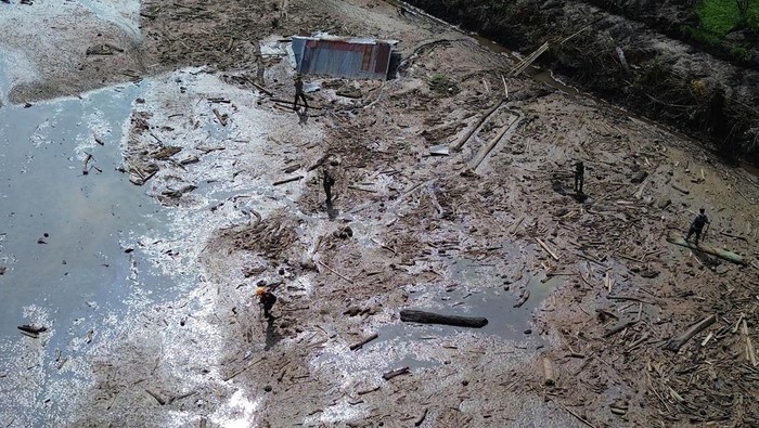 Tim SAR gabungan melakukan pencarian korban banjir bandang pada hari ke-23, di jorong Jao, Nagari Rambatan, Tanah Datar, Sumatera Barat, Minggu (2/6/2024). Data Posko Utama Bencana Tanah Datar, korban meninggal akibat banjir bandang lahar dingin Gunung Marapi pada 11 Mei 2024 di kabupaten itu sebanyak 32 orang, sementara 10 orang lagi hilang dan masih dilakukan pencarian hingga 8 Juni 2024.  ANTARA FOTO/Iggoy el Fitra/aww.