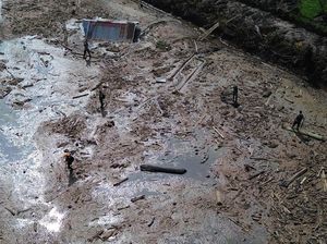 Pencarian Korban Banjir Bandang Tanah Datar Terus Dilakukan