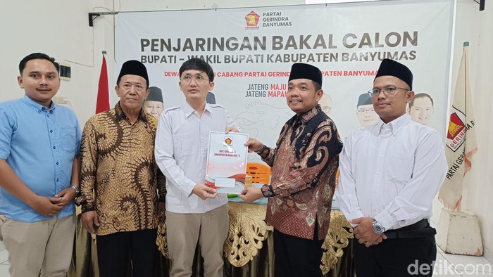 Pejabat fungsional Kemenkop UKM, Saefudin (kanan) mengembalikan berkas formulir bakal calon bupati ke kantor DPC Partai Gerindra Banyumas, Minggu (2/6/2024).