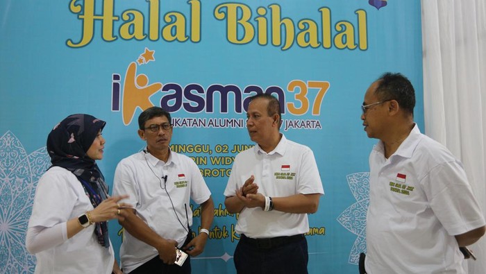Ketua Umum Ikatan Alumni SMAN 37 Jakarta (Ikasman37) Boy Rafly Amar (kedua kanan) didampingi oleh Ketua Komite Sekolah Anthony Nugrahanto (kanan) memberikan arahan kepada Pengurus Ikasman37 (dari kiri) Hendri Satrio, Abdul Satar, Debbie Dahlia dan Dudi Hermawan saat Halal Bihalal Ikasman37 di Gedung BRIN, Jakarta Pusat, Minggu (2/5/2024).