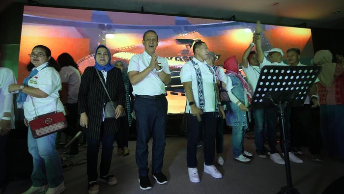 Ketua Umum Ikatan Alumni SMAN 37 Jakarta (Ikasman37) Boy Rafly Amar (kedua kanan) didampingi oleh Ketua Komite Sekolah Anthony Nugrahanto (kanan) memberikan arahan kepada Pengurus Ikasman37 (dari kiri) Hendri Satrio, Abdul Satar, Debbie Dahlia dan Dudi Hermawan saat Halal Bihalal Ikasman37 di Gedung BRIN, Jakarta Pusat, Minggu (2/5/2024).