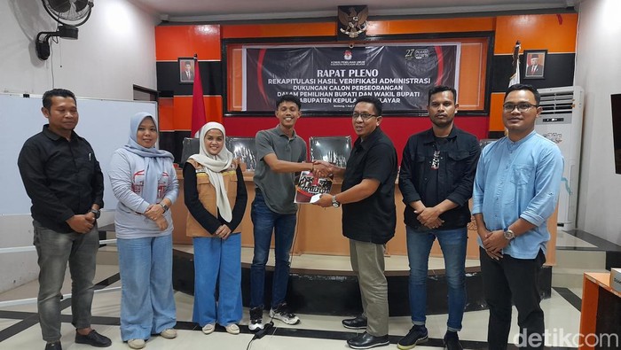 Penyerahan berita acara rekapitulasi hasil verifikasi administrasi dokumen dukungan Abdul Rahman Masriat-Daeng Marowa di Kantor KPU Kepulauan Selayar.
