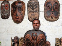 Geliat Produksi Patung Kayu Khas Jayapura