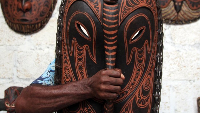 Seorang perajin menunjukkan patung etnik yang dibuat di Jayapura Utara, Kota Jayapura, Papua, Sabtu (1/6/2024). Kerajinan kayu motif etnis Papua tersebut di jual Rp300 ribu - Rp1 juta per buah.ANTARA FOTO/Gusti Tanati/wpa.