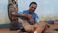 Seorang perajin menyelesaikan patung buaya di Jayapura Utara, Kota Jayapura, Papua, Sabtu (1/6/2024).