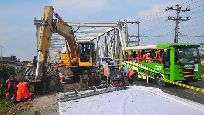 Perbaikan jalan nasional Pantura Demak Pekerja melakukan perbaikan jalan nasional jalur pantura, Karanganyar, Demak, Jawa Tengah, Sabtu (1/6/2024). Kementerian PUPR melakukan perbaikan jalan nasional jalur Semarang-Surabaya di KM 44+500 dengan cara dibeton itu yang merupakan perbaikan kelanjutan dari penanganan pascabanjir pada Februari dan Maret 2024. ANTARA FOTO/Yusuf Nugroho/wpa.