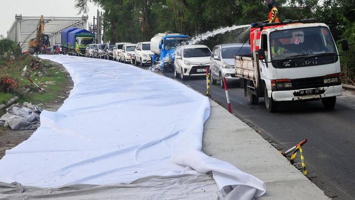 Perbaikan jalan nasional Pantura Demak Pekerja melakukan perbaikan jalan nasional jalur pantura, Karanganyar, Demak, Jawa Tengah, Sabtu (1/6/2024). Kementerian PUPR melakukan perbaikan jalan nasional jalur Semarang-Surabaya di KM 44+500 dengan cara dibeton itu yang merupakan perbaikan kelanjutan dari penanganan pascabanjir pada Februari dan Maret 2024. ANTARA FOTO/Yusuf Nugroho/wpa.