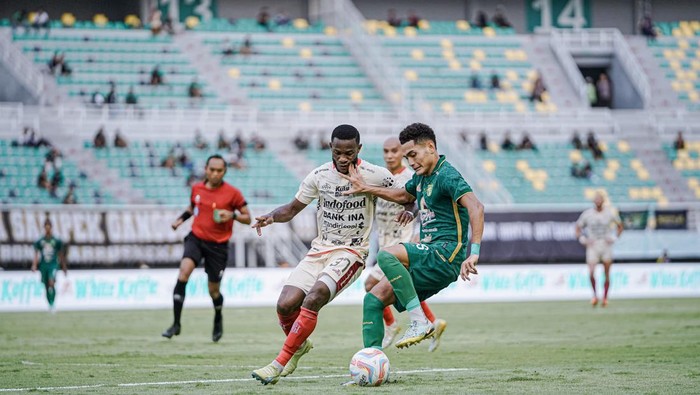 Pertandingan Persebaya vs Bali United di Liga 1 2023/2024