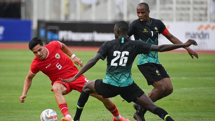 Pesepak bola Tim Nasional Indonesia Ragnar Oratmangoen (kiri) berebut bola dengan pesepak bola Tim Nasional Tanzania Lameck Lawi (tengah) dalam pertandingan uji coba di Stadion Madya, Kompleks Gelora Bung Karno, Senayan, Jakarta, Minggu (2/6/2024). Pertandingan tersebut menjadi laga pemanasan bagi Indonesia sebelum menjalani laga lanjutan Grup F Kualifikasi Piala Dunia 2026 zona Asia melawan Irak dan Filipina pada 6 dan 11 Juni 2024. ANTARA FOTO/Aditya Pradana Putra/foc.