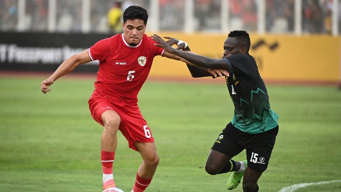 Pesepak bola Tim Nasional Indonesia Ragnar Oratmangoen (kiri) berebut bola dengan pesepak bola Tim Nasional Tanzania Lameck Lawi (tengah) dalam pertandingan uji coba di Stadion Madya, Kompleks Gelora Bung Karno, Senayan, Jakarta, Minggu (2/6/2024). Pertandingan tersebut menjadi laga pemanasan bagi Indonesia sebelum menjalani laga lanjutan Grup F Kualifikasi Piala Dunia 2026 zona Asia melawan Irak dan Filipina pada 6 dan 11 Juni 2024. ANTARA FOTO/Aditya Pradana Putra/foc.