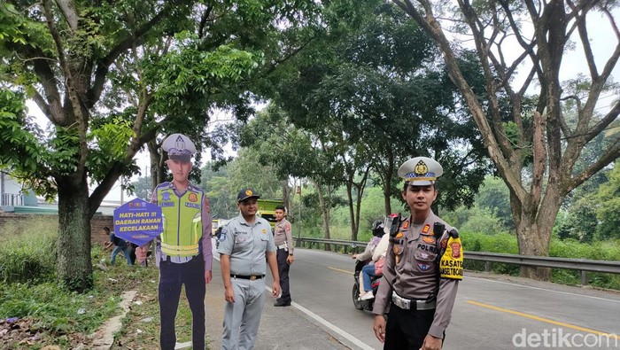 Polisi memasang Patung di jalur Tengkorak Cianjur