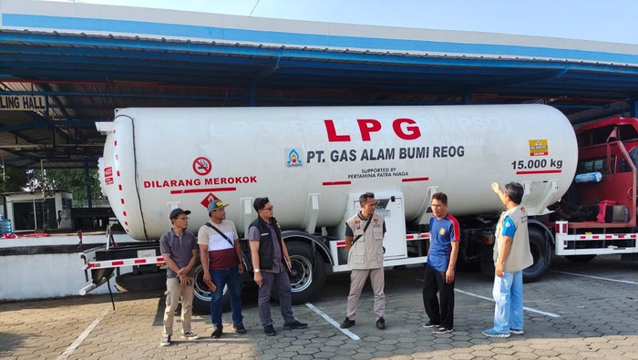 Polisi mengecek gas di Ponorogo