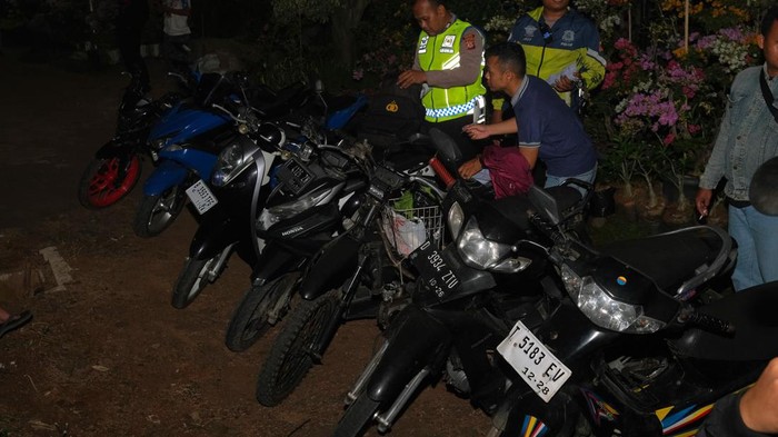 Polisi saat melakukan razia kendaraan di Subang