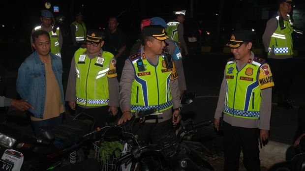 Polisi saat melakukan razia kendaraan di Subang