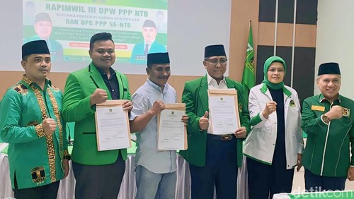 PPP NTB menyerahkan surat tugas kepada tiga kader untuk maju dalam Pemilihan Kepala Daerah (Pilkada) Serentak 2024, Minggu (2/6/2024). (Foto: Helmy Akbar/detikBali)