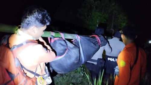 Proses evakuasi wanita bule Swiss yang tewas di Bukit Anak Dara, Sembalun, Lombok, Sabtu (1/6/2024) malam.