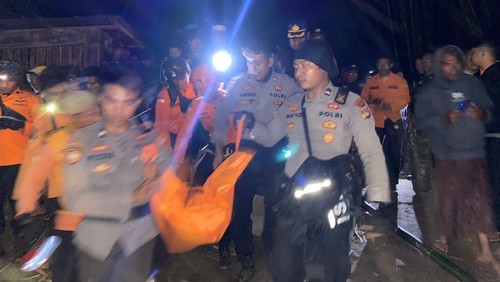 Proses evakuasi wanita bule Swiss yang tewas di Bukit Anak Dara, Sembalun, Lombok, Sabtu (1/6/2024) malam.