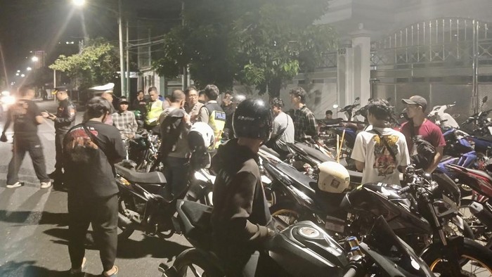 Puluhan kendaraan disita diduga hendak balap liar di Surabaya.