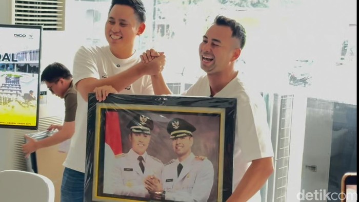Raffi Ahmad Terima Bingkisan Dua Foto Dari Bupati Kendal Dico