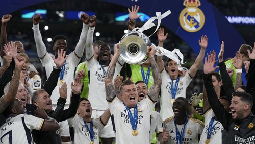 Real Madrids Toni Kroos lifts the trophy after winning the Champions League final soccer match between Borussia Dortmund and Real Madrid at Wembley stadium in London, Sunday, June 2, 2024. Real Madrid won 2-0. (AP Photo/Frank Augstein)