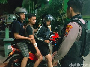 Apesnya Polisi Kena Bacok Saat Bubarkan Tawuran Geng Motor di Probolinggo