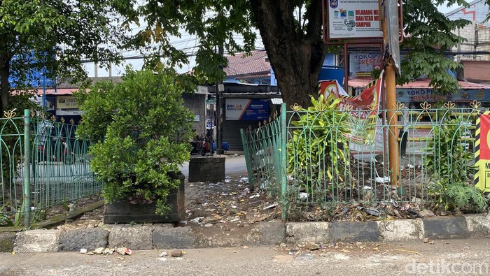 Sampah sisa banjir di Sukmajaya Depok. (Devi/detikcom)