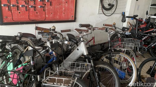 Sejumlah sepeda berderet di bengkel E-Bike, Pemecutan Kaja, Kota Denpasar, Bali. (Foto: Rizki Setyo Samudero/detikBali)