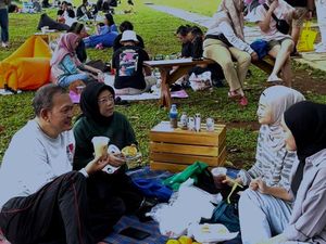 Melihat Keseruan Piknik Warga DKI di Lapangan Banteng