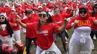 Salah satunya Siti Julaeha (65) dari Cinunuk, Cileunyi, Kabupaten Bandung yang datang bersama teman-teman grup Bandung World Community (BWC). Dia rela datang dari pukul 06.00 WIB untuk olahraga pagi dan langsung memulai kegiatan dengan zumba bersama Zin Alvi & Friends.