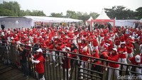 Ibu-ibu ini menyulap lokasi acara menjadi berwarna merah.