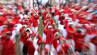 Pagi hari di Kiara Artha Park Bandung, suasana berlangsung meriah. Bukan cuma banyak warga yang lari pagi, atau bersepeda, tapi puluhan ibu-ibu berpakaian serba merah putih sejak pagi bersemangat ikut zumba.