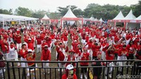 Daihatsu Kumpul Sahabat dibuka dengan rangkaian Zumba bersama di pagi hari. Kegiatan ini untuk mengajak pengunjung memulai hidup sehat dengan berolahraga.