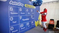 Lalu menuju siang, akan ada deretan games yang bisa kamu ikuti. Seru-seruan bermain sambung gambar dan tarik tambang.